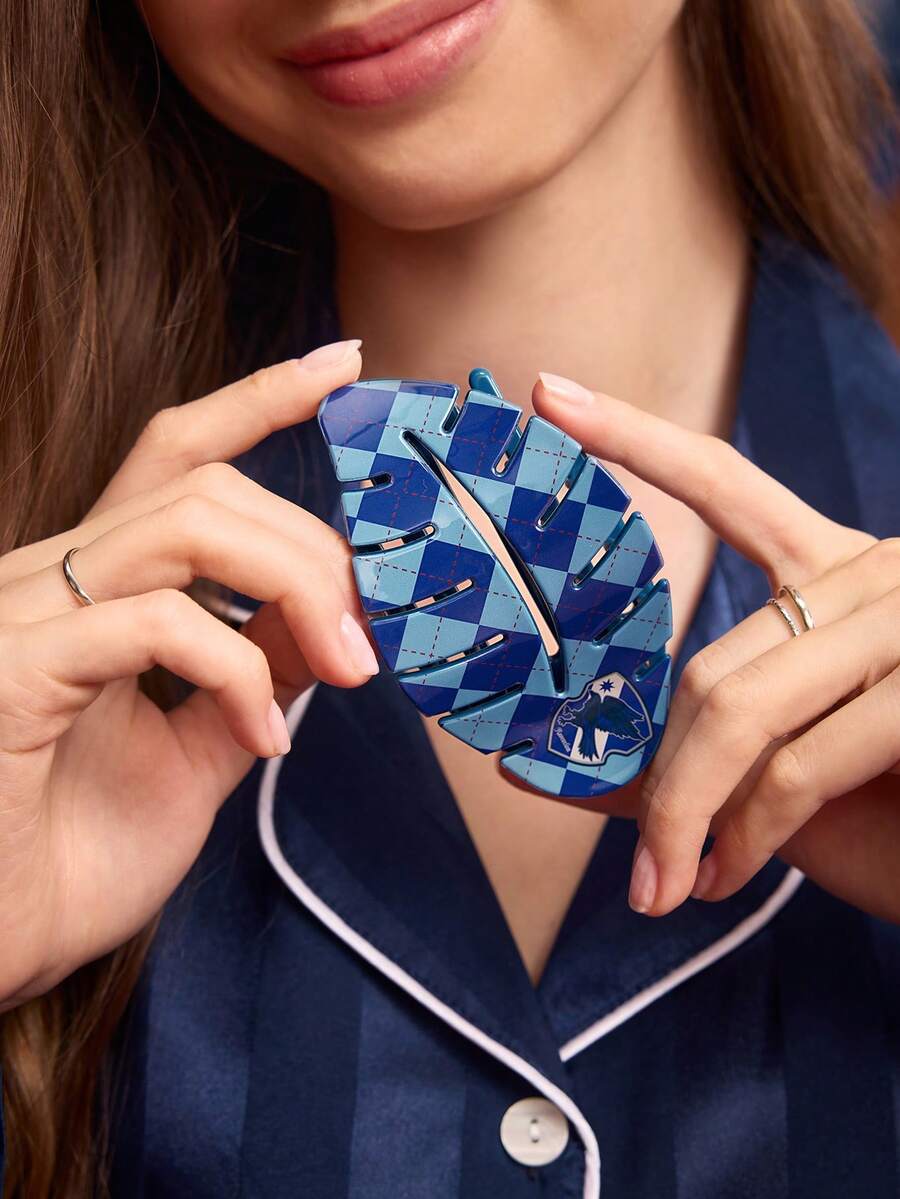 FanGlow HARRY POTTER X SHEIN Pinzas para el cabello con forma de hoja con patrón de cuadros, herramientas de fijación del cabello de alta calidad con diseño de tótem de serpiente, nueva tecnología con diseño de resorte incorporado que evita la rotura del cabello, adecuado para uso diario o fiestas. - Azul - Ver 1