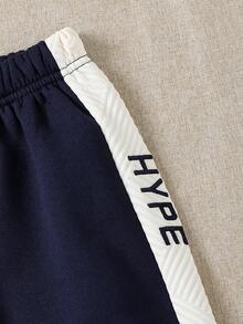 SHEIN Explorewe 青少年男童卫衣套装。这款男童卫衣和裤子两件套兼具舒适性和个性化。卫衣外套采用优质几何纹理绒毛面料制成，柔软舒适，适合秋冬季穿着。独特的撞色设计增添时尚趣味，让每个小男孩都能自信地展现自己的风格。配套的裤子同样注重舒适性和实用性，宽松的版型让孩子们活动自如，无论是户外探险、运动玩耍还是日常休闲穿着。 - 彩色 - 查看 5