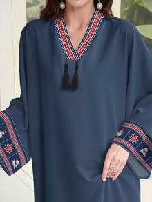 SHEIN Najma 女式雪花、雪人和圣诞树条纹印花 V 领流苏设计长袖优雅阿拉伯连衣裙，春秋 - 彩色 - 查看 4