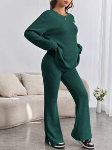SHEIN Conjunto de 2 piezas de blusa de hombros caídos con parche de letras y pantalones acampanados para embarazadas y adolescentes - Verde Oscuro - Ver 4