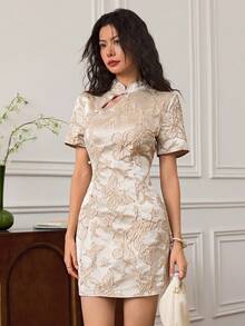 EastFlair 女式花卉提花旗袍式迷你连衣裙，优雅合身 - 杏色 - 查看 4