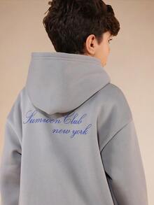 SUMWON 男童套头连帽衫，带中央口袋和刺绣字母，适合日常休闲穿着和度假。 - 深灰色 - 查看 6