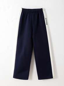 SHEIN Explorewe 青少年男童卫衣套装。这款男童卫衣和裤子两件套兼具舒适性和个性化。卫衣外套采用优质几何纹理绒毛面料制成，柔软舒适，适合秋冬季穿着。独特的撞色设计增添时尚趣味，让每个小男孩都能自信地展现自己的风格。配套的裤子同样注重舒适性和实用性，宽松的版型让孩子们活动自如，无论是户外探险、运动玩耍还是日常休闲穿着。 - 彩色 - 查看 6