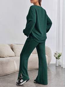 SHEIN Conjunto de 2 piezas de blusa de hombros caídos con parche de letras y pantalones acampanados para embarazadas y adolescentes - Verde Oscuro - Ver 2