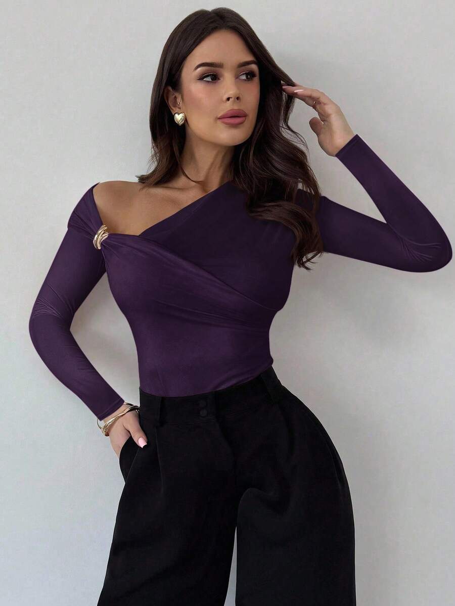 Firerie Camiseta blanca de manga larga asimétrica con hombros, decoración metálica y fruncido, de corte ajustado, elegante y nueva, adecuada para otoño, temporada de vuelta al colegio, mujeres en otoño, todo blanco, aeropuerto, salir, otoño, otoño para mujeres - Morado - Ver 1