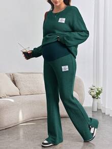 SHEIN Conjunto de 2 piezas de blusa de hombros caídos con parche de letras y pantalones acampanados para embarazadas y adolescentes - Verde Oscuro - Ver 5