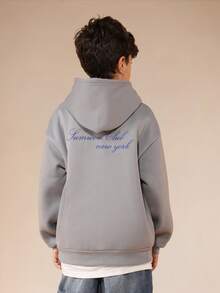 SUMWON 男童套头连帽衫，带中央口袋和刺绣字母，适合日常休闲穿着和度假。 - 深灰色 - 查看 2