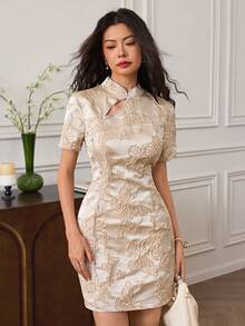 EastFlair 女式花卉提花旗袍式迷你连衣裙，优雅合身 - 杏色 - 查看 2