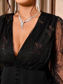 Cravure بلوزة أنيقة بياقة على شكل حرف V باللون الأسود مع تطريز الفراشات والشبك والخرز وأكمام فانوس مناسبة للمقاسات الكبيرة