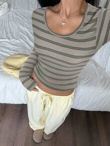 CovetEZ Áo thun nữ cổ tròn tay dài ôm sát, dáng croptop kẻ sọc đơn giản - Màu Khaki - Xem 3