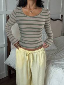 CovetEZ Áo thun nữ cổ tròn tay dài ôm sát, dáng croptop kẻ sọc đơn giản - Màu Khaki - Xem 4
