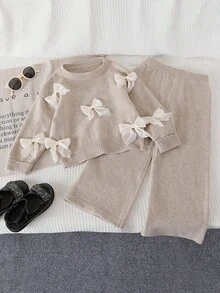 SHEIN Playful Pals Baby Girls Sweater Co-Ords, Champagne Color, Handmade 3D Bow Decor Round Neck Pullover Sweater And Wide Leg Pants Knit Set, Soft And Comfortable, Suitable For Daily, Outdoor, Travel, Vacation, Home, Daycare And Baby Girl Play Wear, Autumn/Winter Bow Baby Clothes Baby Girl Sweaters Set Beige Baby Girl Clothes Elegant Tops For Baby Girl Knit Two Pieces - Apricot - View 1