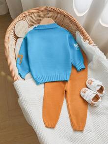 SHEIN 幼儿男童毛衣套装，秋冬时尚新款圆领套头毛衣+纯黄色毛衣和裤子两件套。毛衣为橄榄绿色，饰有可爱的卡通动物图案，如狮子、长颈鹿、马等可爱图案。和谐的配色方案彰显了小朋友的时尚品味。高品质套装，外观精美。适合居家、旅行、度假、派对等各种场合。