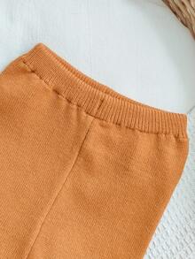 SHEIN 幼儿男童毛衣套装，秋冬时尚新款圆领套头毛衣+纯黄色毛衣和裤子两件套。毛衣为橄榄绿色，饰有可爱的卡通动物图案，如狮子、长颈鹿、马等可爱图案。和谐的配色方案彰显了小朋友的时尚品味。高品质套装，外观精美。适合居家、旅行、度假、派对等各种场合。