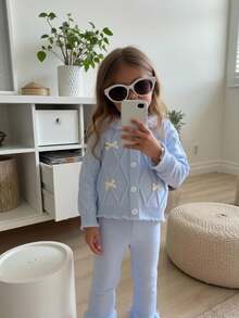 SHEIN 女婴休闲时尚可爱蓝色针织长袖开衫和针织阔腿长裤两件套。柔软舒适，适合日常穿着和旅行。 - 淺藍色 - 查看 9