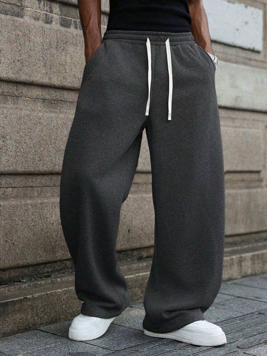 Manfinity Hypemode 男士休闲宽松运动裤，适合日常休闲穿着、周末出游、朋友聚会、旅行等轻松的社交活动。这款裤子是男士衣橱中必备的百搭单品，也是送给男朋友或老公的绝佳礼物。 - 深灰色 - 查看 1