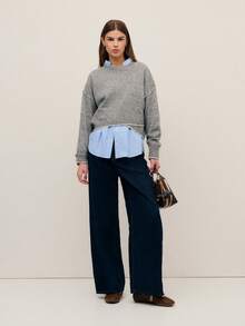 Nöista 这款宽松的都市秋季毛衣采用落肩设计、不对称下摆和撞色饰边；透气纱线使其成为秋季针织衫、秋季和冬季叠穿造型的理想之选；也适合万圣节和新年活动。 - 淺灰色 - 查看 1