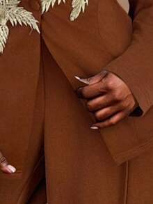 Radiana 大码女式秋冬装，优雅华丽性感 2 件套，奢华金线刺绣 3D 花朵装饰通勤风格西装外套和喇叭裤套装，适合宴会、盛宴、晚宴、舞会 - 鏽棕色 - 查看 7