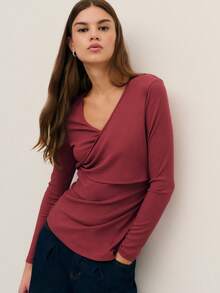 这款长袖罗纹粉色上衣，V 领设计更显优雅，正面扭结细节更添时尚感，为春假增添别致优雅的气息；其柔软贴身的廓形与春假完美搭配，是打造时尚春假造型、休闲春假装扮、生日装扮和优雅庆典的理想之选。 - 酒紅色 - 查看 4