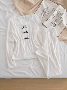 SHEIN Set de parte superior e inferior casual y versátil de 2 piezas con cuello redondo de manga larga, tejido, ajustado, con encaje y lazo negro decorativo, para adolescentes, piel amigable - Blanco - Ver 1