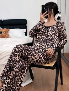 SHEIN 豹纹不对称下摆圆领蕾丝荷叶边蝴蝶结女士长袖上衣和裤子睡衣套装，秋冬服装 - 彩色 - 查看 4