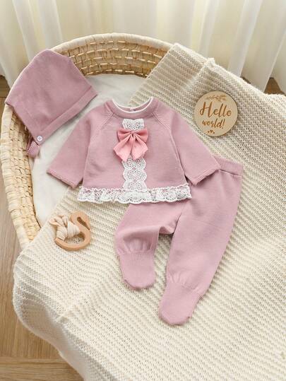 SHEIN Ensemble de 3 pièces pour bébé nouveau-né : pull blocs de couleurs avec bordure en dentelle, pantalon avec pieds et bonnet tricoté. Confortable et élégant pour l'automne/l'hiver, convient pour le port quotidien, les sorties, les vacances et les fêtes.