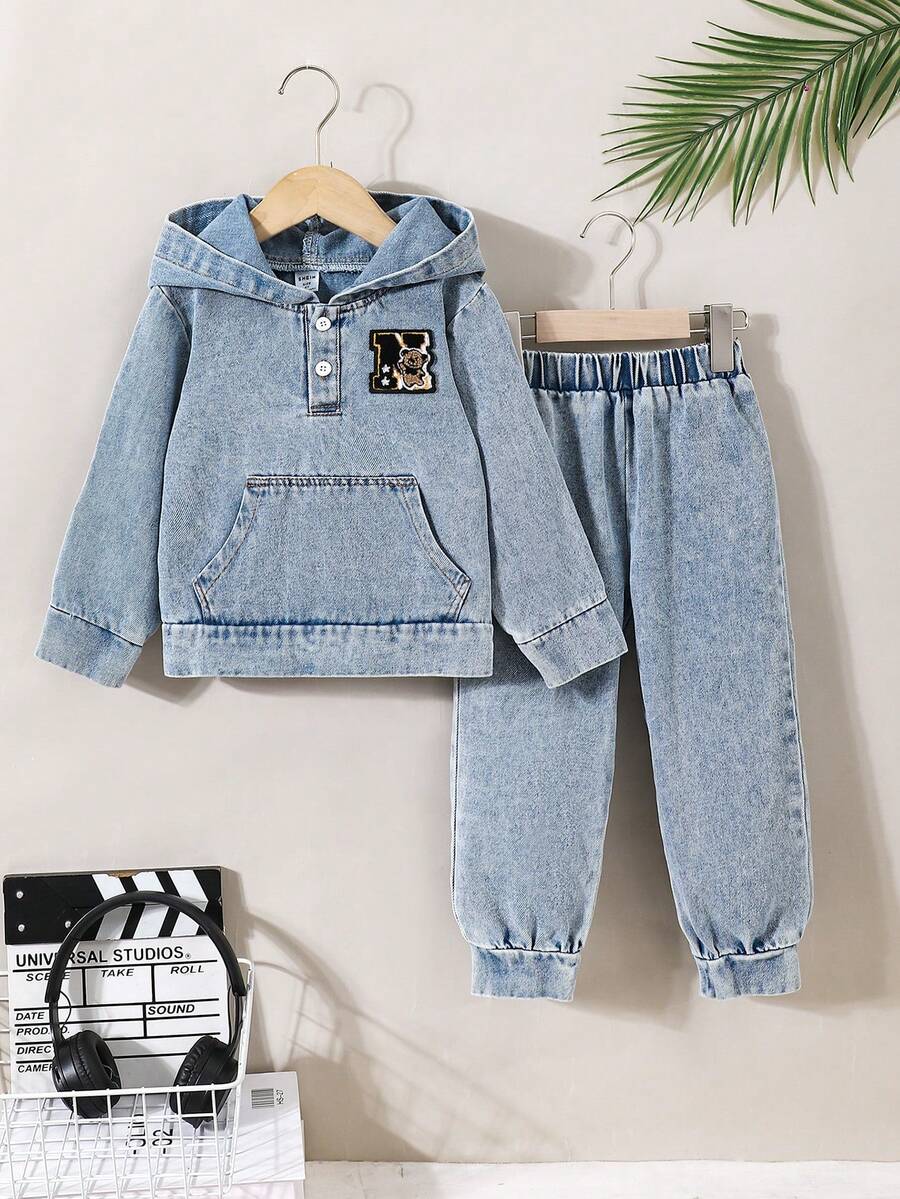 مجموعة من ملابس علوية هودي أكمام طويلة وبنطال جينز كاجوال بنمط كلية للأولاد الصغار 2 قطعة