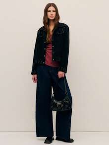 这款长袖罗纹粉色上衣，V 领设计更显优雅，正面扭结细节更添时尚感，为春假增添别致优雅的气息；其柔软贴身的廓形与春假完美搭配，是打造时尚春假造型、休闲春假装扮、生日装扮和优雅庆典的理想之选。 - 酒紅色 - 查看 5