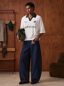 SWAVVY Camisa polo casual holgada con estampado de letras y contraste de color en los hombros caídos para hombres