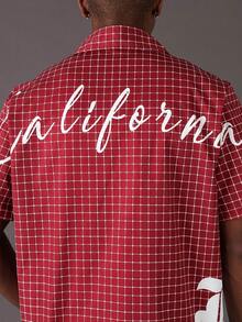 STYNVO Chemise décontractée à manches courtes à carreaux pour hommes, avec imprimé graphique de lettres au dos. Chemise boutonnée rouge pour hommes. Chemise boutonnée streetwear à imprimé quadrillé. Chemise boutonnée Los Angeles - Rouge - Voir 6
