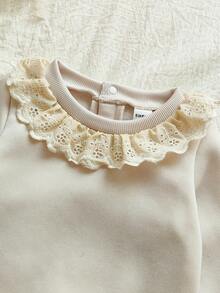 SHEIN Vintaside Kids 2 件女婴罗纹领荷叶边长袖运动衫 + 花卉印花裤套装，可爱甜美搭配休闲装，配有纽扣后背上衣和长裤 - 杏色 - 查看 10