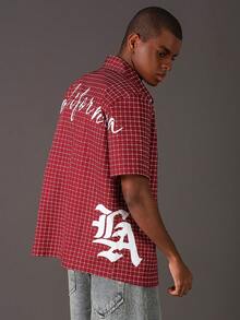 STYNVO Chemise décontractée à manches courtes à carreaux pour hommes, avec imprimé graphique de lettres au dos. Chemise boutonnée rouge pour hommes. Chemise boutonnée streetwear à imprimé quadrillé. Chemise boutonnée Los Angeles - Rouge - Voir 3
