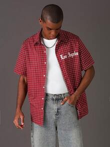 STYNVO Chemise décontractée à manches courtes à carreaux pour hommes, avec imprimé graphique de lettres au dos. Chemise boutonnée rouge pour hommes. Chemise boutonnée streetwear à imprimé quadrillé. Chemise boutonnée Los Angeles - Rouge - Voir 7