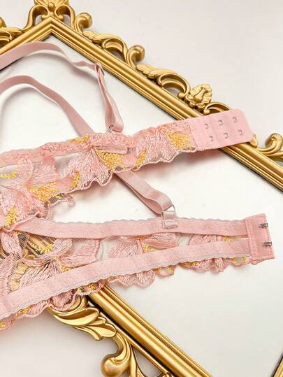 Women Romantic Geborduurde Verleidelijke Lingerie Set, Padded Underwire BH String Slipje view 7