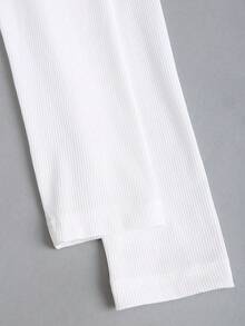 Sweetra Maglietta bianca da donna con scollo a V asimmetrico, vita incintata e pieghe, decorata con anello metallico, adatta per l'autunno - Bianco - Visualizzare 4