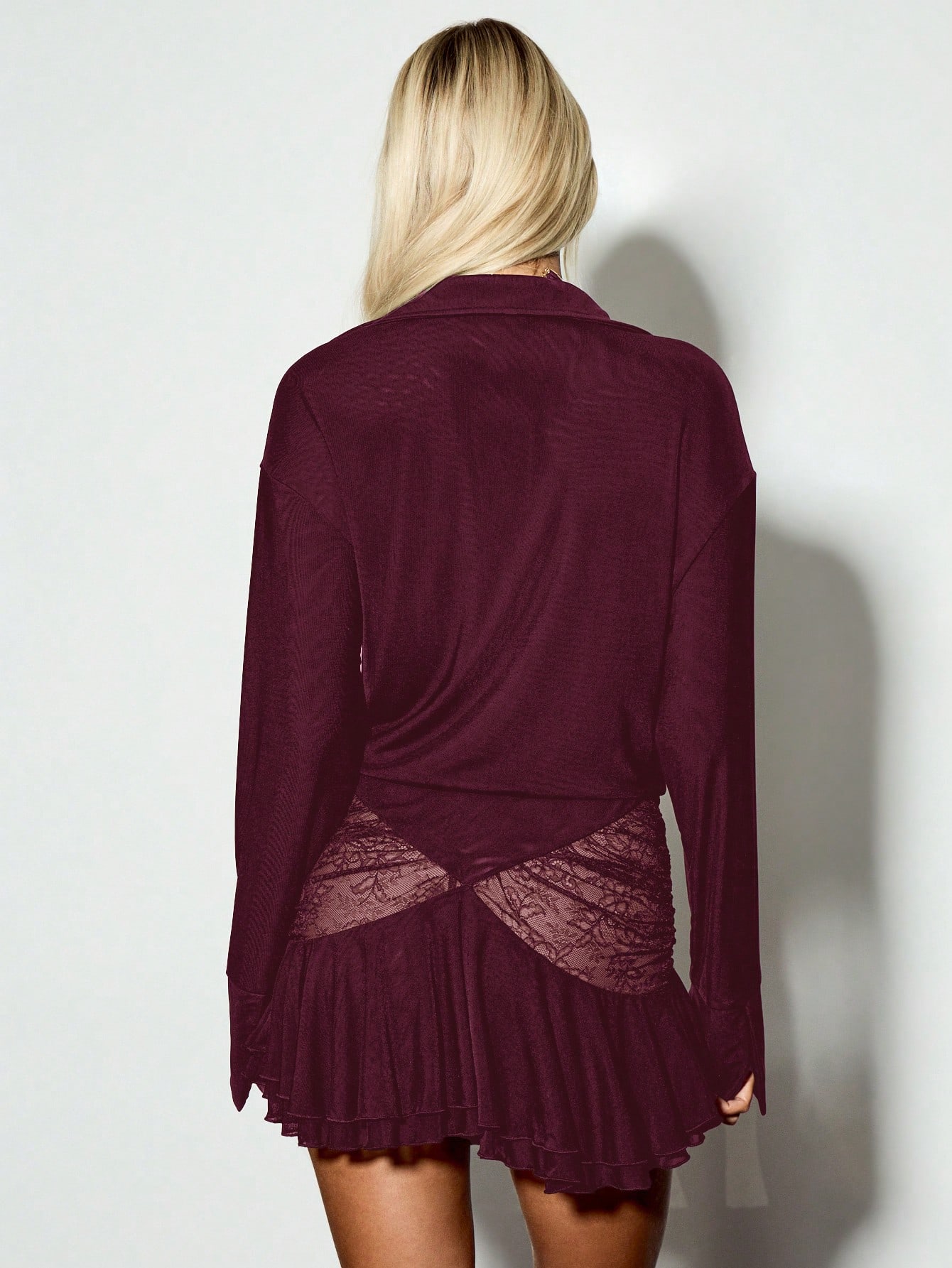 KIZN Sukienka mini z siateczki i koronki z głębokim dekoltem w serek