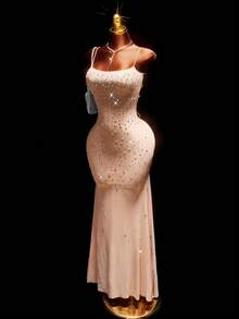 Amplova Đầm Maxi hở lưng đính đá Ombre cho nữ, đuôi dài, thích hợp cho tiệc tùng và sự kiện trang trọng. Cổ vuông, dây mảnh, thiết kế buộc sau lưng. Eo xếp ly, chân váy xòe ôm sát, đuôi dài nhỏ, thanh lịch và tinh tế, Thu/Đông - Rượu sâm banh - Xem 5