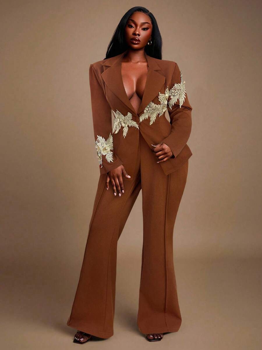 Radiana 大码女式秋冬装，优雅华丽性感 2 件套，奢华金线刺绣 3D 花朵装饰通勤风格西装外套和喇叭裤套装，适合宴会、盛宴、晚宴、舞会 - 鏽棕色 - 查看 1