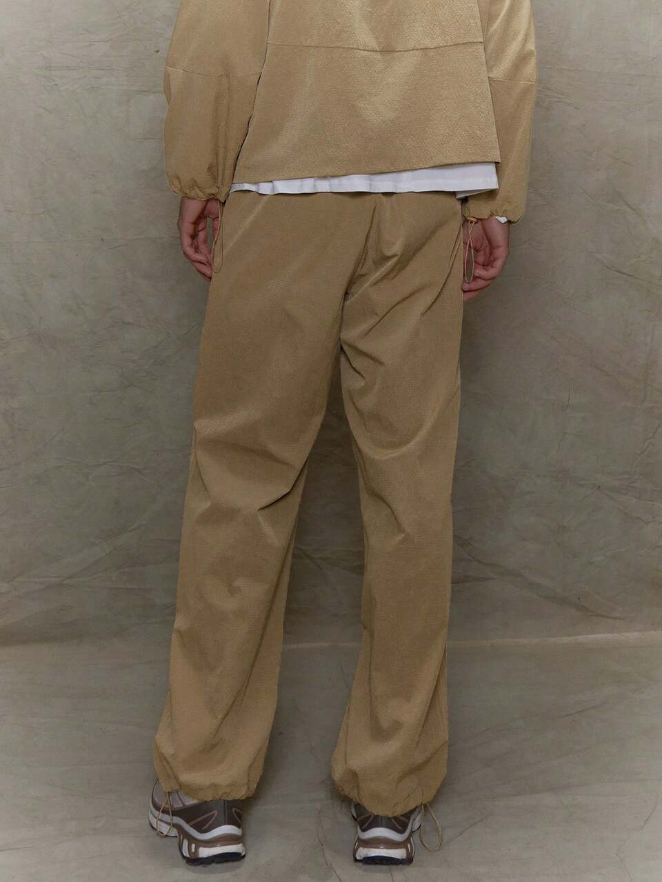 Pantalon ample avec détails de couture, cordon élastique. Bas seulement, automne/printemps-été