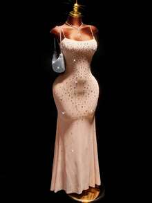 Amplova Đầm Maxi hở lưng đính đá Ombre cho nữ, đuôi dài, thích hợp cho tiệc tùng và sự kiện trang trọng. Cổ vuông, dây mảnh, thiết kế buộc sau lưng. Eo xếp ly, chân váy xòe ôm sát, đuôi dài nhỏ, thanh lịch và tinh tế, Thu/Đông - Rượu sâm banh - Xem 1