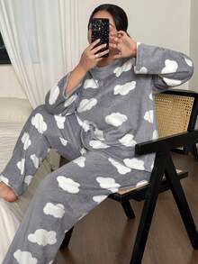 SHEIN 法兰绒云朵印花加大码女式舒适长袖上衣和裤子蓬松睡衣套装 云朵印花蓬松睡衣 舒适蓬松睡衣套装 家居服套装，冬季服装 - 灰色 - 查看 5