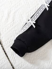 Genkimix Kids 秋冬新款时尚休闲女套装甜美蝴蝶结刺绣蕾丝拼布袖圆领卫衣+宽松直筒阔腿牛仔裤2件套 - 黑色 - 查看 7