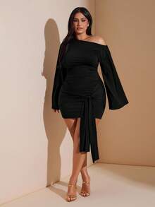 SHEIN BAE Plus Size Women's Solid Color Asymmetrical Shoulder Flare Sleeve Twist Design Fashion Dress/Plus Size Sexy Dress Asymmetrical Dress Plus Size - Black - View 3