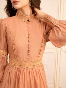 Lilora 优雅纯色卡其色立领碎花蕾丝拼布荷叶边收腰灯笼袖长连衣裙女装，高端秋季女装优雅连衣裙灯笼袖连衣裙网眼连衣裙 - 卡其色 - 查看 3