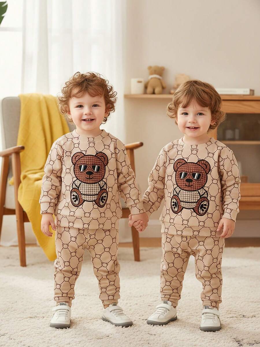 SHEIN 2 件套幼儿男童时尚可爱几何花卉图案太阳镜熊图案印花休闲圆领运动衫和运动裤套装，秋季服装 - 彩色 - 查看 1