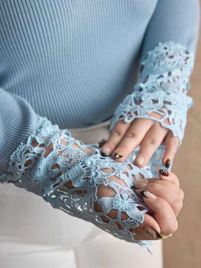 Dazy Plus Áo len chui đầu ren vá cổ chữ V thanh lịch cỡ lớn dành cho nữ