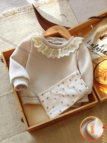 SHEIN Vintaside Kids 2 件女婴罗纹领荷叶边长袖运动衫 + 花卉印花裤套装，可爱甜美搭配休闲装，配有纽扣后背上衣和长裤 - 杏色 - 查看 1