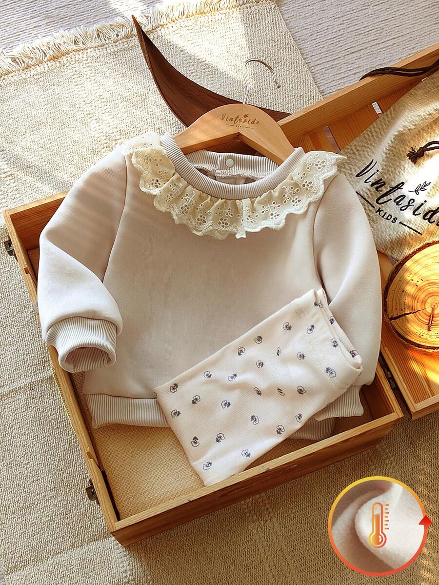 SHEIN Vintaside Kids 2 件女婴罗纹领荷叶边长袖运动衫 + 花卉印花裤套装，可爱甜美搭配休闲装，配有纽扣后背上衣和长裤 - 杏色 - 查看 1