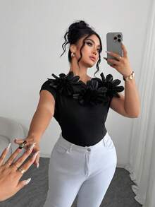Elenzga Elegante Bluse mit 3D Blumen Dekor für Damen in Große Größen, asymmetrischer Kragen, Bluse mit schräger Schulter und 3D Blumen Dekor, asymmetrischer Kragen, elegante Einfarbige Bluse - Schwarz - Übersicht 2