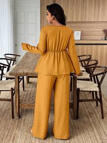 Weeklong Conjunto de 2 piezas de camisa con cuello cuadrado y volantes en el bajo con decoración floral y pantalones de pierna ancha para mujer talla grande - Amarillo - Ver 2